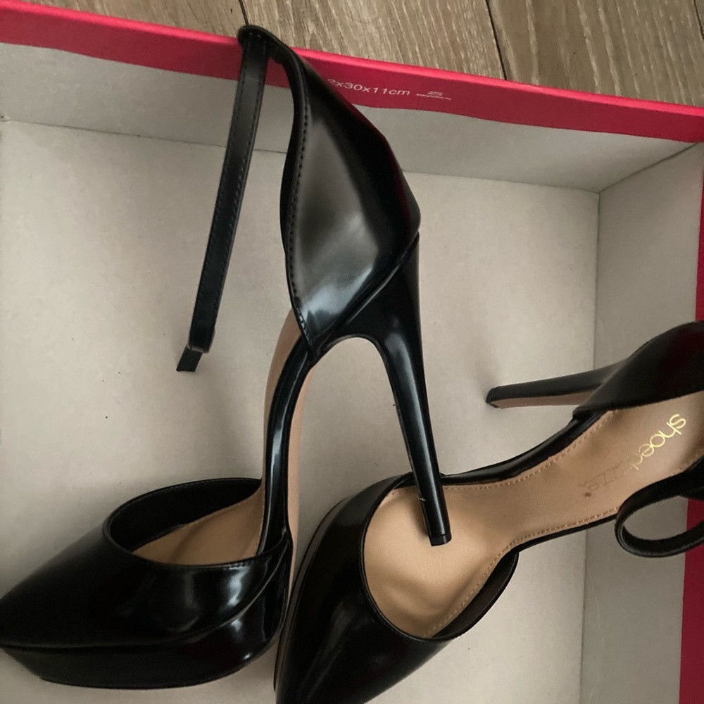 6 inch black strap heels😍